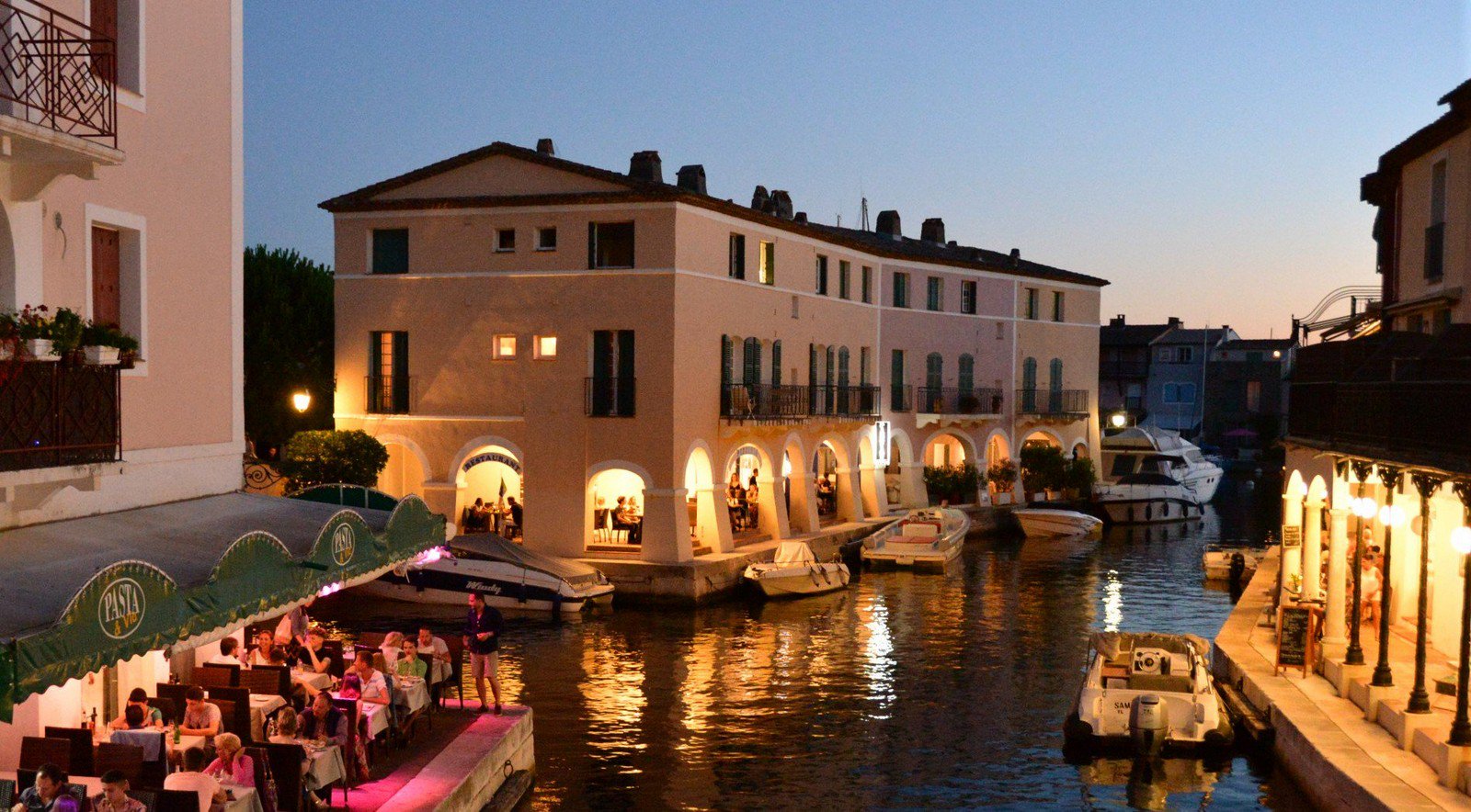 restaurant à Port Grimaud Golfe de Saint-Tropez